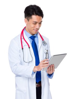 Asyalı doktor dijital tablet kullanma