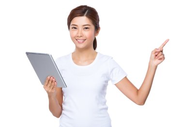 Asyalı kadın dijital tablet kullanma