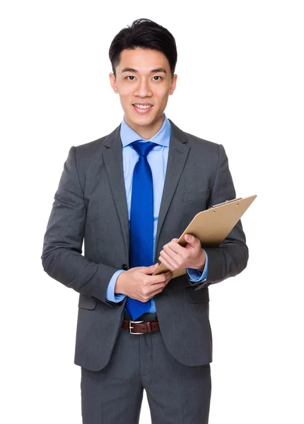 クリップボードでアジア系の若いビジネスマン — ストック写真