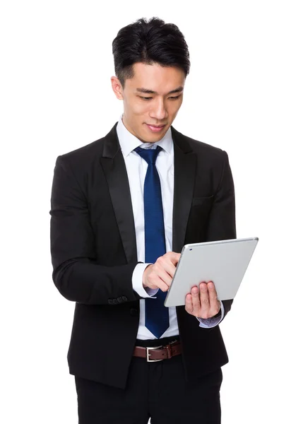 Hombre de negocios asiático usando tableta digital — Foto de Stock