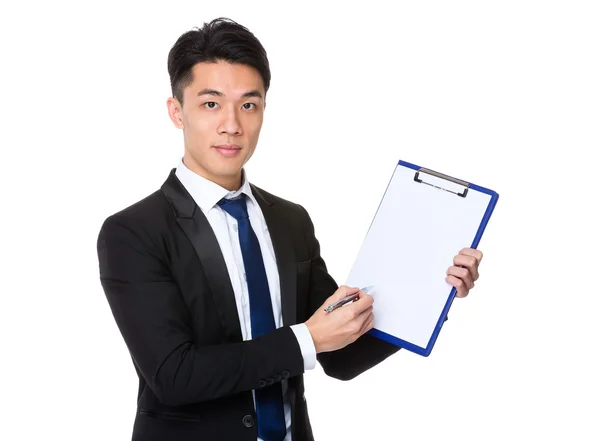 クリップボードの空白ページにアジア系のビジネスマン — ストック写真