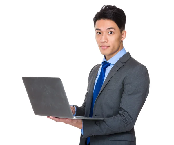 Aziatische zakenman laptop gebruiken — Stockfoto