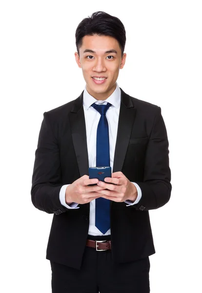 Asiatique homme d'affaires en utilisant smartphone — Photo