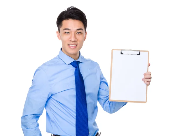 クリップボードの空白ページにアジア系のビジネスマン — ストック写真