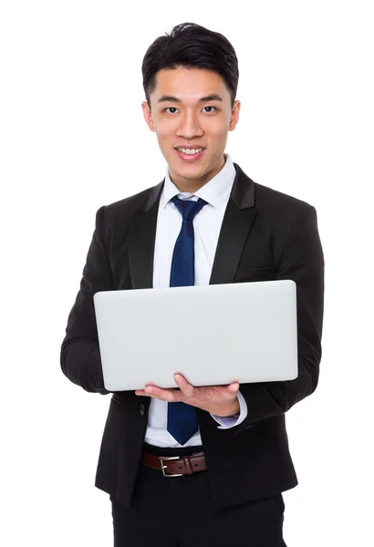 Asya iş adamı kullanarak dizüstü bilgisayar — Stok fotoğraf