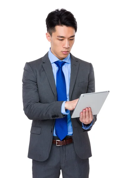 Hombre de negocios asiático usando tableta digital —  Fotos de Stock