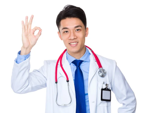 Młody lekarz azjatyckich z ok znak gest — Zdjęcie stockowe