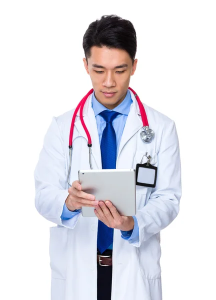 Asiático médico usando tablet digital — Fotografia de Stock