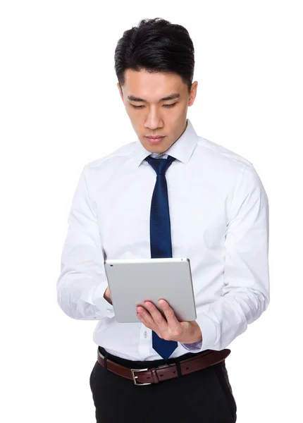 Asiatique homme d'affaires en utilisant tablette pc — Photo