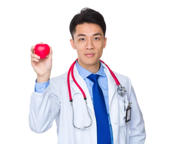 แพทย์เอเชียที่มีลูกบอลหัวใจสีแดง — ภาพถ่ายสต็อก