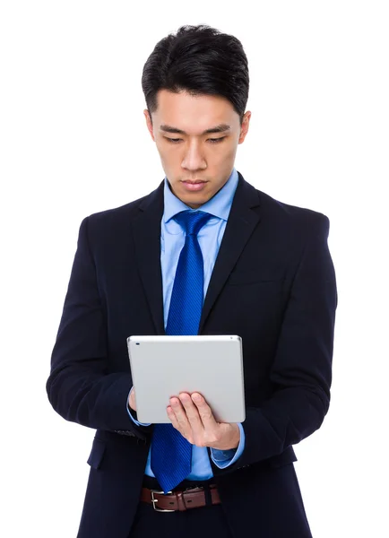 Asiatischer Geschäftsmann mit digitalem Tablet — Stockfoto