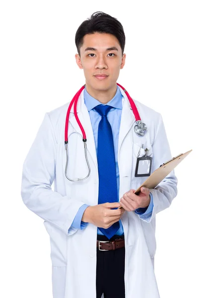 Asiatische Arzt mit Klemmbrett — Stockfoto
