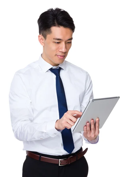 Hombre de negocios asiático usando tableta digital — Foto de Stock