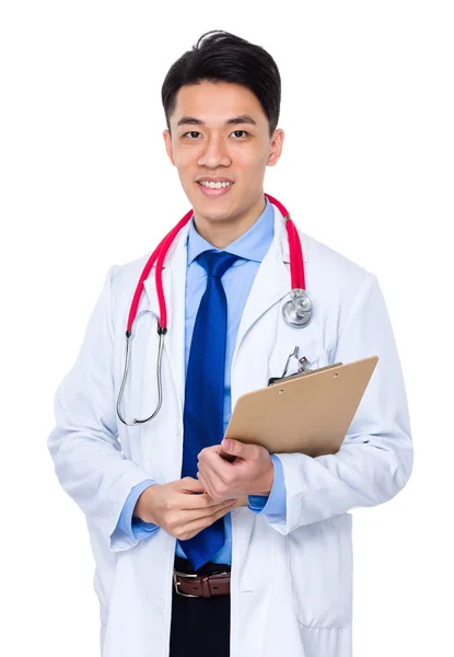 Azjatycki lekarz ze schowka — Zdjęcie stockowe
