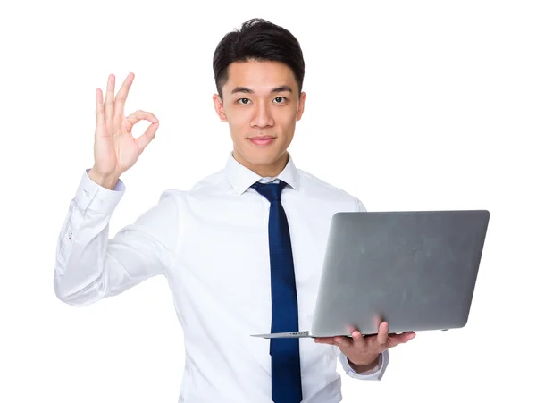 Азиатский бизнесмен с ноутбуком — стоковое фото