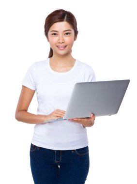 Dizüstü bilgisayar kullanan Asyalı kadın