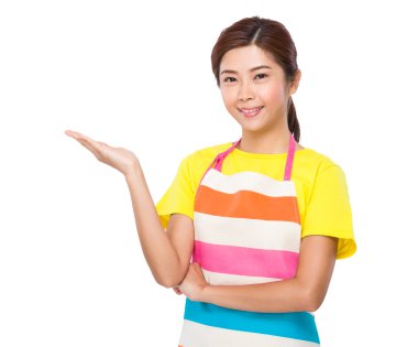 El sunumu ile genç Asyalı ev kadını