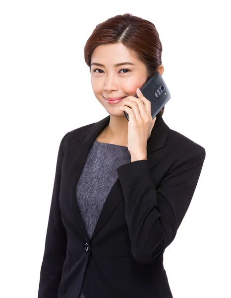 Jovem mulher asiática falando no celular — Fotografia de Stock