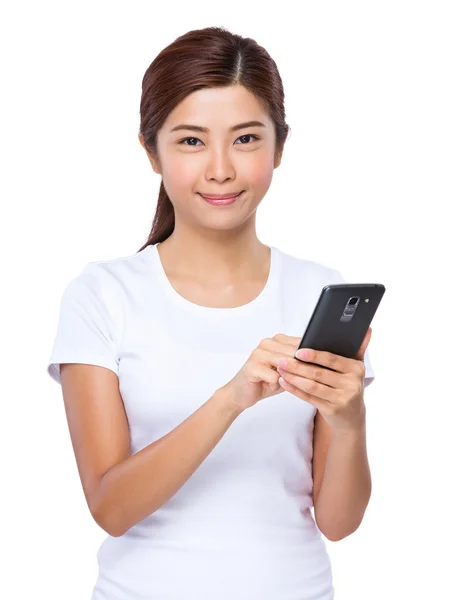Молодая азиатка пользуется мобильным телефоном — стоковое фото