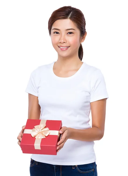 Asyalı kadın kırmızı hediye kutusu — Stok fotoğraf