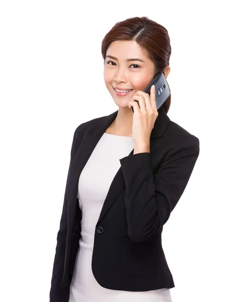 Asiatische Geschäftsfrau Chat auf dem Handy — Stockfoto