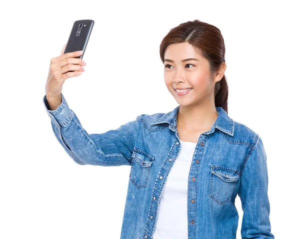 Junge asiatische Frau macht Selfie — Stockfoto