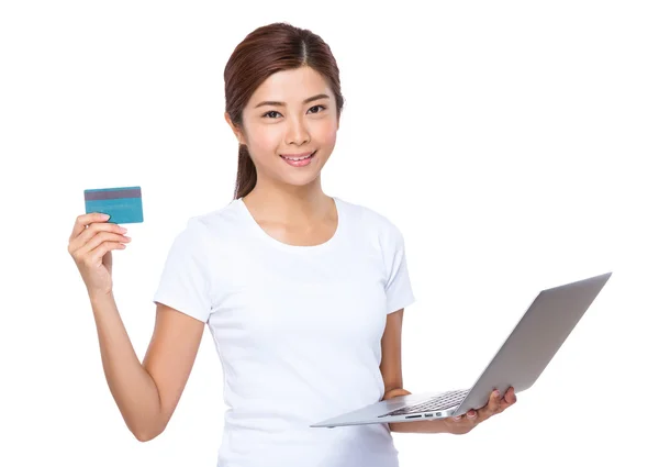 Jonge Aziatische vrouw met laptopcomputer en credit card — Stockfoto