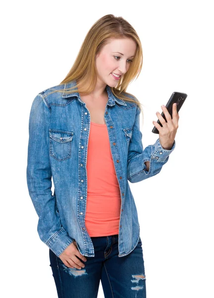 Vrouw leest op de mobiele telefoon — Stockfoto