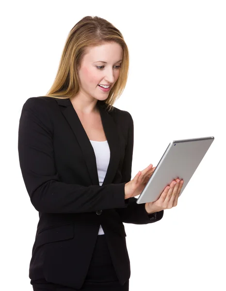 Caucasian businesswoman using the tablet pc — Stock Photo, Image