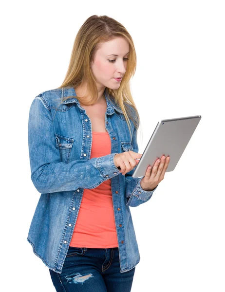 Caucasian woman using the digital tablet — Stok fotoğraf