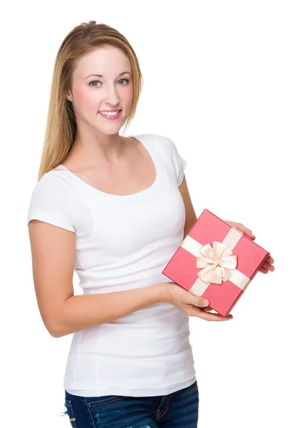 Giovane donna con scatola regalo — Foto Stock