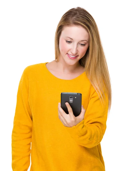 Ung kvinde i gul sweater - Stock-foto