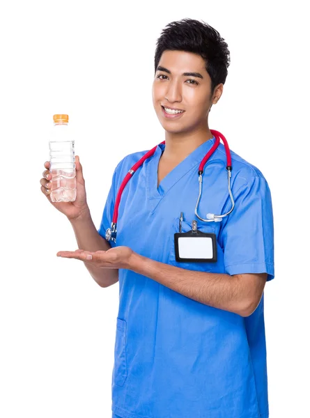 Docteur avec la bouteille d'eau — Photo