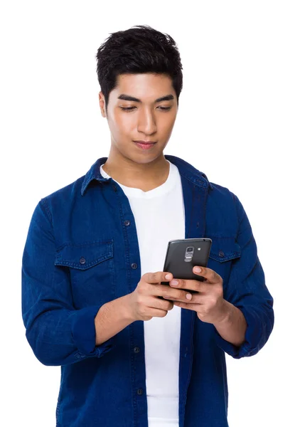 Joven usando el celular — Foto de Stock