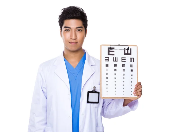 Jonge mannelijke arts in witte jas — Stockfoto