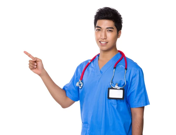 Jovem médico masculino em uniforme azul — Fotografia de Stock