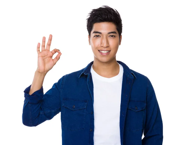 Азіатський молодий чоловік у блакитній сорочці — стокове фото