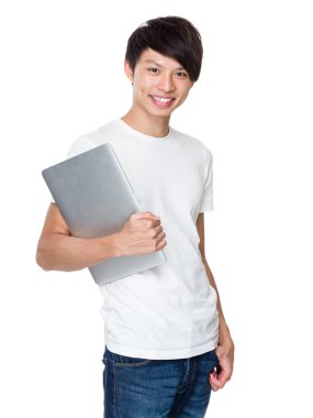 Asya genç adam beyaz t-shirt