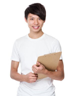 Asya genç adam beyaz t-shirt