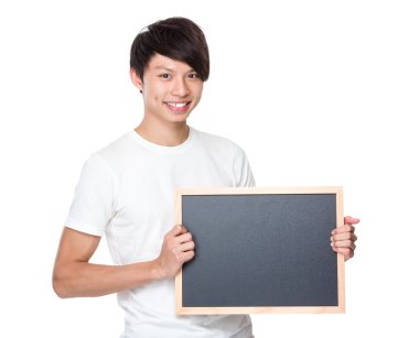 Asya genç adam beyaz t-shirt