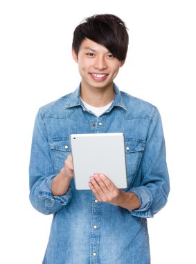 Jean tişörtlü Asya yakışıklı adam