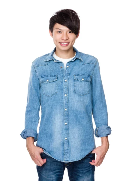 Aziatische knappe man in jean shirt — Stockfoto