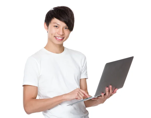 Asiatico giovane uomo in bianco t-shirt — Foto Stock