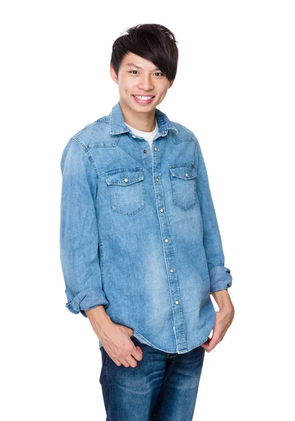 Asijské pohledný muž v košili Jeana — Stock fotografie