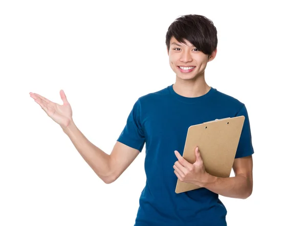 Asian man holding clipboard and open hand palm — Zdjęcie stockowe