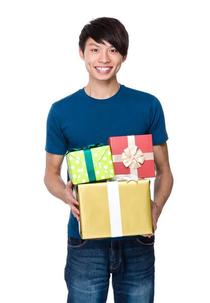 Homem segurando caixas de presente — Fotografia de Stock