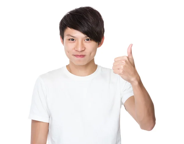 Молодой человек с большим пальцем вверх жестом — стоковое фото