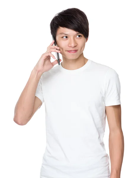 Genç adam cep telefonunuzun konuşma — Stok fotoğraf