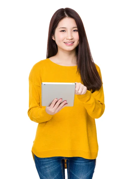 Kvinna med hjälp av den digitala tablett — Stockfoto