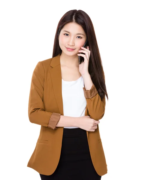 Asiático jovem empresária bate-papo no celular — Fotografia de Stock
